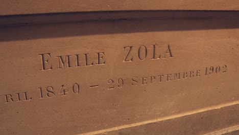 Das-Grab-Von-Emile-Zola-Im-Pantheon-In-Paris,-Frankreich