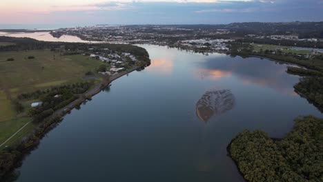 Ruhige-Landschaft-Des-Maroochy-River-An-Der-Sunshine-Coast,-Queensland,-Australien---Luftaufnahme