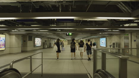 Dynamic-shot-of-people-walking-in-the-Hong-Kong-underground-as-they-are-approaching-the-train-platforms