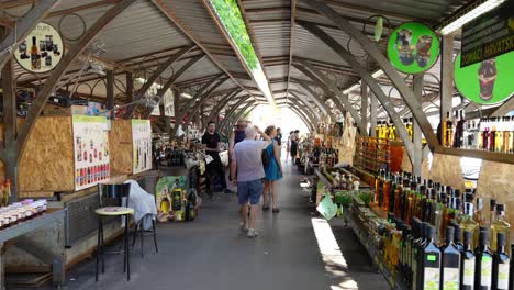 All-types-of-stalls-at-Pula-market-in-Northweastern-Croatia,-slow-motion