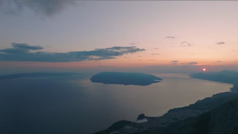 Espectacular-Vista-De-La-Puesta-De-Sol-Sobre-El-Parque-Natural-De-Biokovo-En-La-Costa-Dálmata-Del-Mar-Adriático,-Croacia