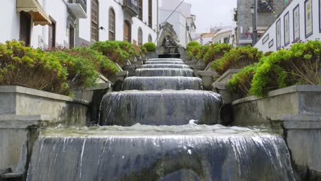Künstlicher-Wasserfall,-Der-Die-Stufen-In-Der-Straße-Paseo-De-Gran-Canaria,-Firgas,-Insel-Gran-Canaria,-Spanien,-Hinunterfließt