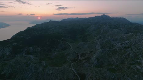 Luftaufnahme-Hoch-über-Dem-Imposanten-Biokovo-Gebirge-In-Kroatien-Bei-Sonnenuntergang