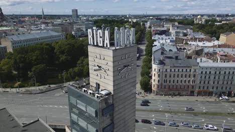 Filmische-Luftumrundung-Des-Uhrturms-Des-Bahnhofs-Riga,-Lettland,-Europa,-Drohne-2-Von-3