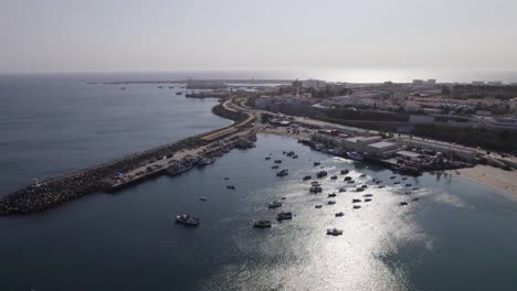Luftaufnahme-über-Fischerbooten-An-Der-Küste-Der-Stadt-Sines-In-Portugal