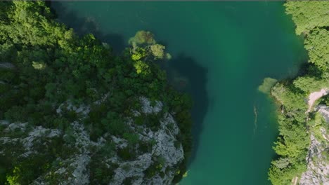 Draufsicht-Auf-Das-Türkisfarbene-Wasser-Des-Flusses-Cetina-Im-Ländlichen-Süden-Kroatiens
