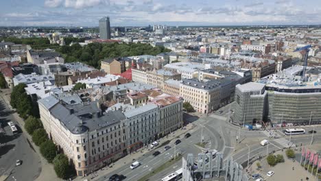 Filmische-Luftaufnahme-Des-Stadtbildes-Von-Riga,-Das-Herabfliegt-Und-Den-Blick-Auf-Den-Uhrturm-Von-Riga-Freigibt,-Lettland,-Europa,-Drohne