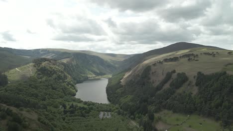 Dramatic-Sky-Over-The-Glendalough-Lakes-And-Mountains-In-Wicklow-County,-Ireland