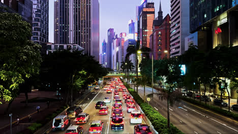 Abendliche-Hauptverkehrszeit-Auf-Der-Gloucester-Road,-Hongkong-Mit-Beleuchteten-Wolkenkratzern