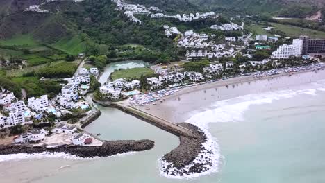Luftdrohnenaufnahme-Der-Küstenstadt-Und-Des-Seehafens-Esmeraldas-Im-Nordwesten-Ecuadors