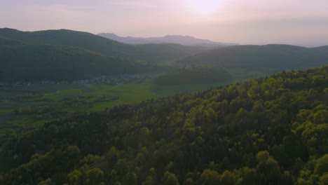 Impresionantes-Vistas-De-Las-Montañas-Boscosas-En-El-Campo-De-Eslovenia-Durante-El-Amanecer