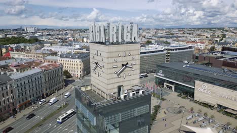 Cinematic-aerial-tilt-down-footage-of-the-Riga-clock-tower,-train-station-in-latvia,-Europe,-Drone
