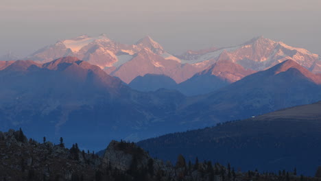 Blick-Auf-Eine-Wunderschöne-Bergkette-Bei-Sonnenaufgang-In-Den-Dolomiten-Norditaliens