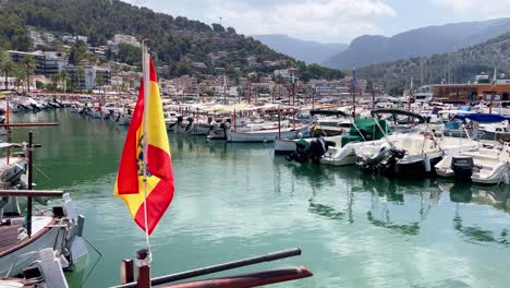 Spanische-Flagge-Auf-Dem-Boot-Im-Hafen-Von-Port-De-Soller-Auf-Der-Insel-Mallorca