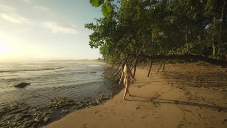 Fitte-Schöne-Frau-Im-Bikini,-Die-Bei-Sonnenaufgang-Am-Tropischen-Strand-In-Costa-Rica-Spaziert