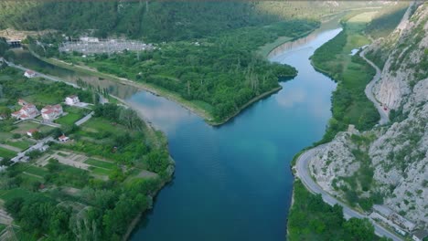 Panorama-Der-Cetina-Flussschluchten-In-Der-Nähe-Der-Stadt-Omis,-Dalmatien,-Kroatien