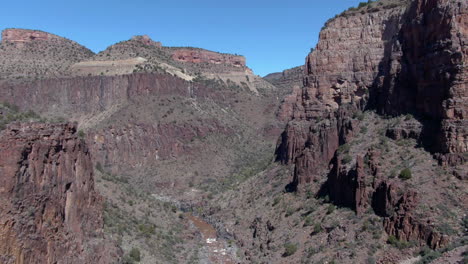 Drone-shot-flying-in-middle-of-a-steep-canyon,-in-sunny-Superior,-Arizona,-USA