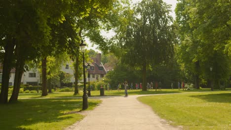 Statische-Aufnahme,-Spielende-Menschen-Im-Hintergrund,-Minnewater-Park-In-Brügge,-Belgien-Im-Sommer
