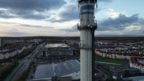 Ein-Turm-In-Einem-Industriegebiet-Mit-GSM-Antennen