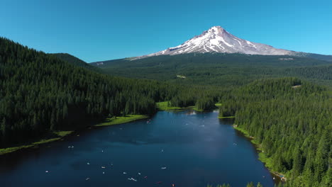 Flying-over-the-Trillium-lake-with-snowy-Mount-Hood-background,-sunny-Oregon,-USA---Aerial-view