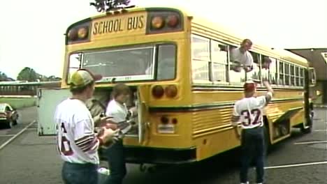 Ein-High-School-Footballteam-Der-1980er-Jahre-Steigt-In-Den-Bus