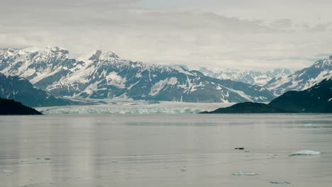 Glaciar-Hubbard-Que-Fluye-Hacia-La-Bahía-De-Desencanto-En-Alaska---Hielo-Flotando-En-El-Agua