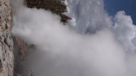 Steamboat-Geysir-Mit-Einem-Großen-Ausbruch-Im-Yellowstone-Nationalpark