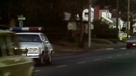 Polizeiauto-Der-1980er-Jahre-Fährt-Auf-Der-Straße-Der-Stadt