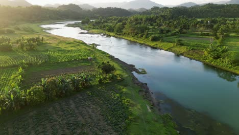 Malerischer-Fluss-Pajo-Und-Grünes-Bauernhoffeld-Auf-Den-Philippinen,-Wunderschöner-Sonnenuntergang
