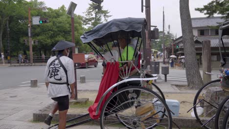 Jin-Rickshaw-Japonés-Trabajando-Sirviendo-A-Turistas-Latinos-En-El-Santuario-Del-Templo-Todai-Ji-En-Nara-Japón-Tour-Trabajo