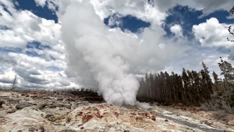 Géiser-De-Barco-De-Vapor-En-La-Fase-De-Vapor-Poco-Después-De-La-Erupción-En-El-Parque-Nacional-De-Yellowstone
