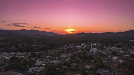 Puesta-De-Sol-De-Hiperlapso-Escénica-Brillante-Y-Colorida-Sobre-La-Comunidad-Urbana-De-Costa-Rica,-Drone-4k