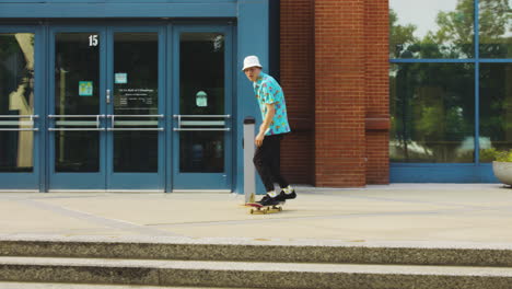 Skateboarden---Junger-Männlicher-Skateboarder-übt-Flip-Trick-Auf-Der-Treppe