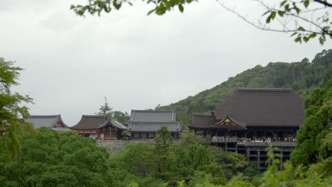 Santuario-Del-Templo-Kiyomizu-Dera-Budista-Sintoísta-En-Kioto,-Japón,-En-Un-Día-Lluvioso,-Vista-Desde-El-Bosque
