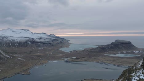 Vista-Aérea-De-La-Costa-Escénica-Del-Oeste-De-Islandia-En-El-Frío-Día-De-Invierno,-Disparo-De-Drones