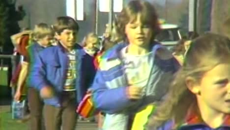 1980s-Elementary-age-school-kids-walking-home