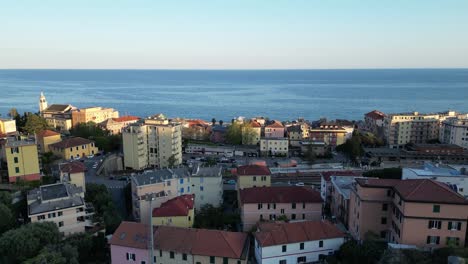 Ein-Wunderschöner-Blick-Auf-Die-Italienische-Riviera,-Eine-Kleine-Stadt-Aus-Der-Drohne