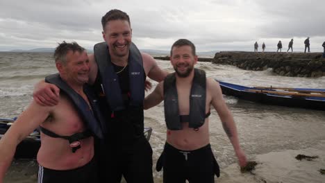 Die-Gewinner-Des-Currach-Bootsrennens-In-Der-Bucht-Von-Galway,-Irland,-Feiern-Freudig