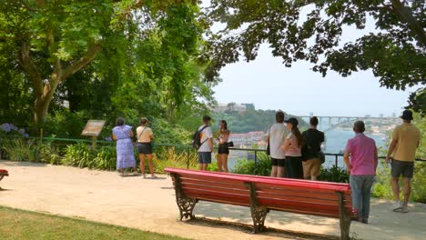 Muchos-Turistas-Visitan-El-Jardín-Del-Palacio-De-Cristal-En-Oporto-Durante-Sus-Vacaciones-De-Verano
