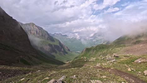 Blick-Vom-Wanderweg-Auf-Einen-Gebirgspass-In-Den-Italienischen-Alpen