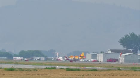Ein-Geschwader-Von-Löschflugzeugen-Am-Flughafen-Kamloops-Ist-Bereit,-Den-Waldbrand-Am-Ross-Moore-Lake-Zu-Bekämpfen