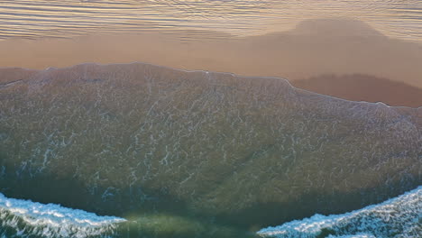 Luftaufnahme-Mit-Blick-Auf-Die-Wellen,-Die-Auf-Den-Strand-Von-Fraser-Island-Im-Sonnigen-Australien-Treffen