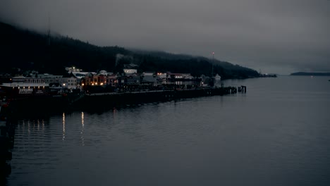 La-Ciudad-Portuaria-De-Ketchikan,-Alaska-En-La-Noche