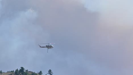 Un-Helicóptero-De-Extinción-De-Incendios-Navega-A-Través-Del-Humo-Del-Incendio-Forestal-Del-Lago-Ross-Moore