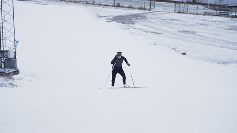 Dynamische-Kamerafahrt-Einer-Skifahrerin,-Die-Sich-Den-Steilen-Hügel-Hinaufarbeitet