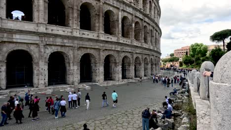Menschen,-Die-Um-Das-Kolosseum-In-Rom-Herumlaufen