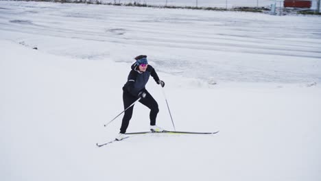 Weitwinkelaufnahme-Einer-Skifahrerin,-Die-Sich-Den-Steilen-Hügel-Hinaufarbeitet