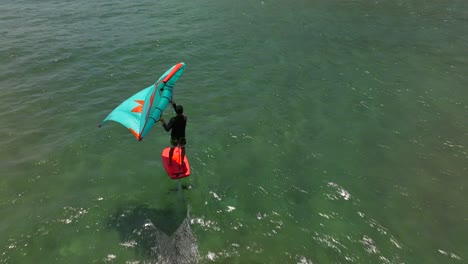 Wing-Foil-Wind-Surfista-Cabalgando-Sobre-Las-Tranquilas-Aguas-Del-Mar-Mediterráneo