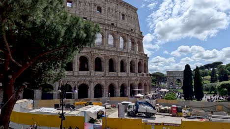 Baugebiet-Entlang-Der-Piazza-Del-Colosseum-Neben-Gelben-Bauzäunen-An-Einem-Sonnigen-Tag-Im-Mai-2023
