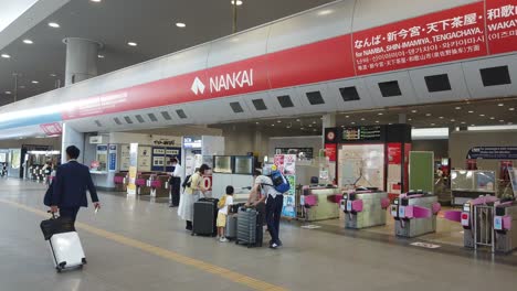 Puertas-De-Torniquete-En-La-Línea-De-Tren-Nankai,-Ferrocarril-Del-Aeropuerto-De-Osaka-Japón,-La-Gente-Viaja-En-Asia